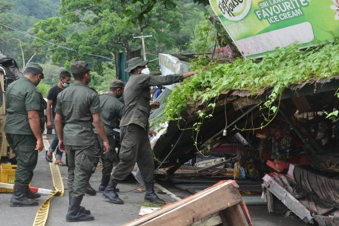 පහළ කඩුගන්නාවේ   නිවසක් මතටය පස්‌ කන්දක් කඩා වැටීමෙන් හතර දෙනකු වූ ජීවිතක්ෂයට …..