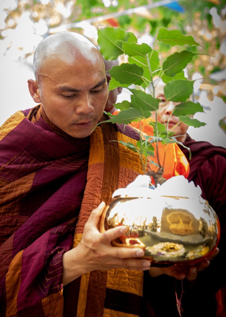 ලෝකයට සාමයේ පණිවිඩය රැගෙන අප්‍රේල් 22 වනදා සිට 28 වනදා දක්වා මෙරටදී පැවැත්වෙන ‘එහි පස්සිකෝ’සාම පා ගමනේ වැඩම කරවන ජය ශ්‍රී මහා බෝධීන්වහන්සේගේ අංකුරය අටමස්ථානාධිපති අතිපූජ්‍ය පල්ලේගම හේමරතන නායක හිමිපාණන්වහන්සේ විසින් පූජ්‍ය පඤ්ඤාකාර ස්වාමීන්වහන්සේ වෙත භාර දුන් අවස්ථාව…..