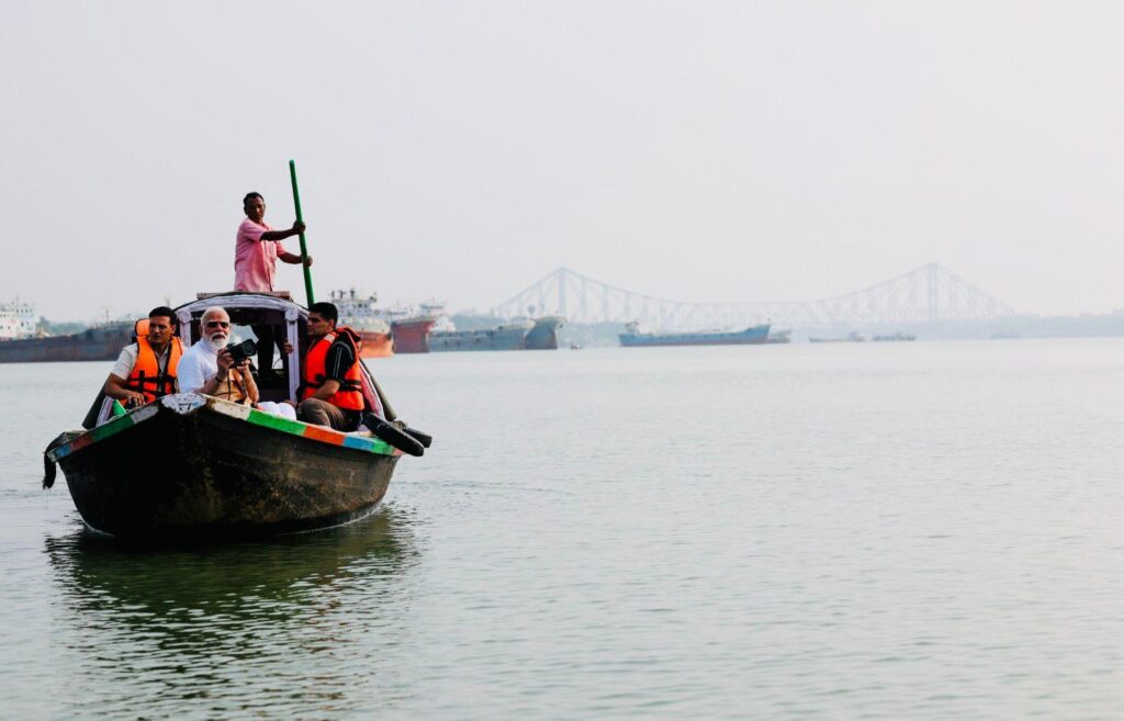 For every Bengali, the Ganga is more than a river. Her sacred waters carry the spirit of an ancient civilisation. Sharing more pictures from my visit to the Hooghly river earlier this morning