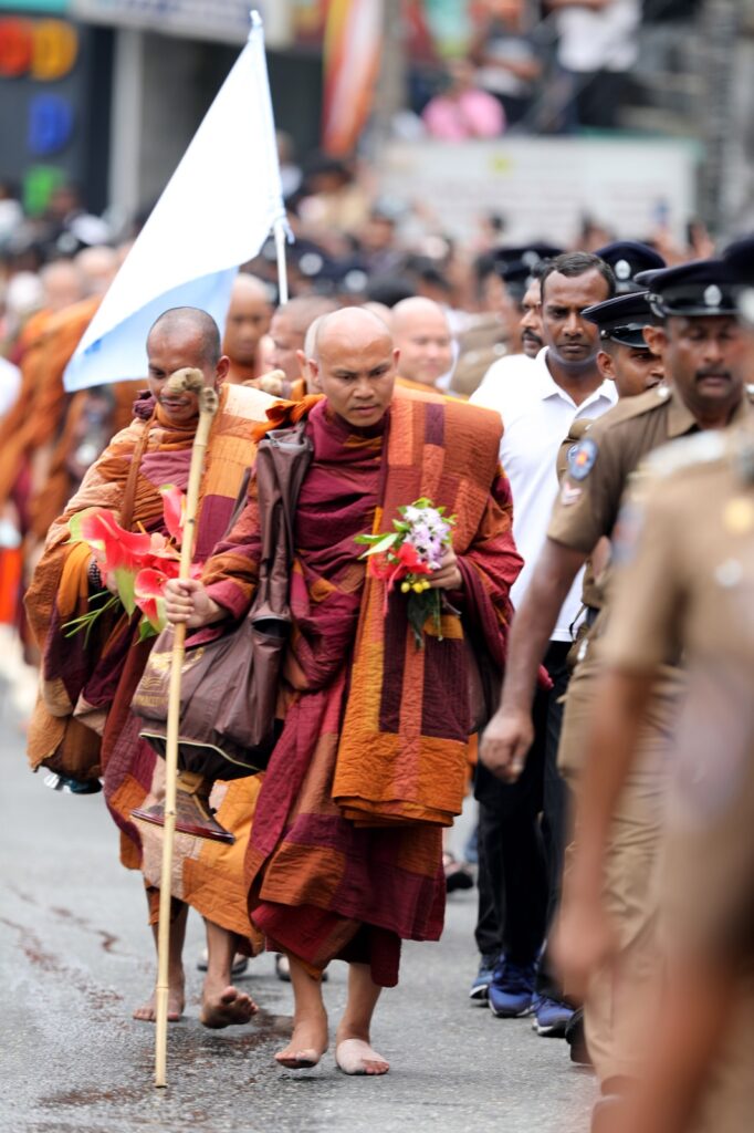 ඒහි පස්සිකෝ ලෝක සාමය පතා පා ගමනේ යෙදෙන වියට්නාම භික්‍ෂූන් පිළිගැනීමට මඟ දෙපස මහ සෙනඟ…