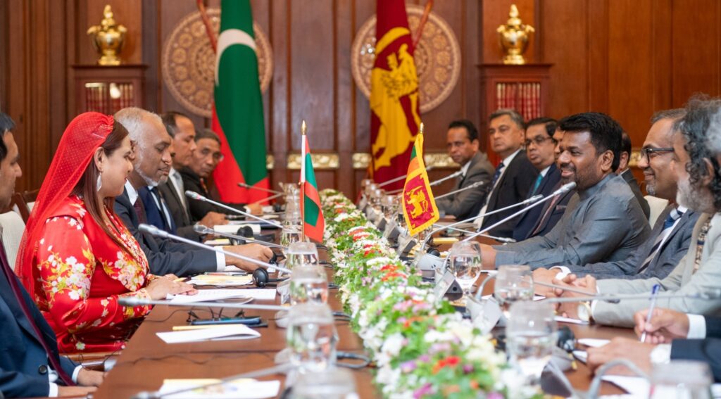 මාලදිවයින් ජන රජයේ ගරු ජනාධිපති ආචාර්ය මොහොමඩ් මුයිසු මැතිතුමා, සජිදා මොහොමඩ් මැතිණිය සහ කැබිනට් අමාත්‍යවරුන් ඇතුළු මාලදිවයින් නියෝජිත පිරිස ශ්‍රී ලංකාවට පිළිගැනීමට ලැබීම ඉමහත් සතුටක්…..